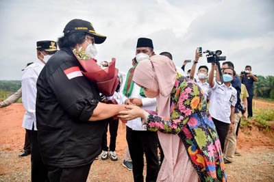 Hari Ibu, Menteri LHK Kunjungi UPSA Petani Perempuan di Kabupaten Pelalawan